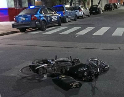 delincuentes chocaron a motociclista en Boedo