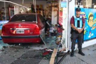 auto se incrusto en kiosco de Almagro