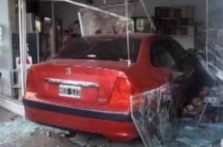 Un auto se incrusto en kiosco de Almagro