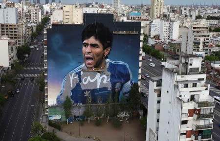 Mural de Maradona en constitucion