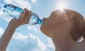 mujer hidratandose