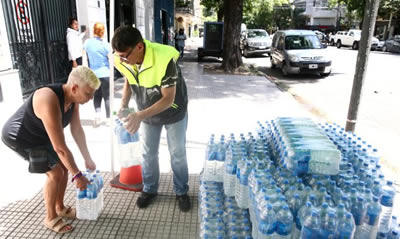 Gobierno reparte agua en Caballito