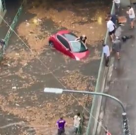 Rescate auto en tunel inundado