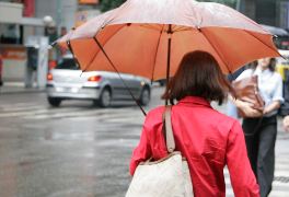 Mujer con paraguas