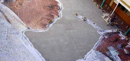 Mural del Papa con tapitas